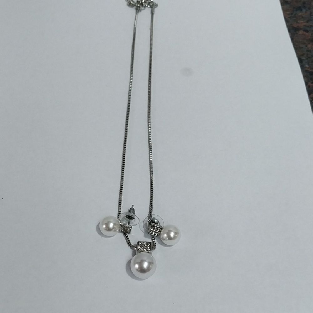 Elegant Silver Pearl And Faux Diamond Necklace With Matching Earrings...EUC